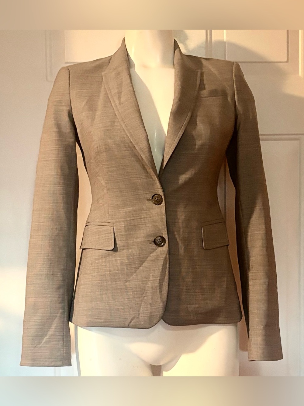 Banana Republic, tailored fit Grey Wool 2 Button Blazer Womens size 2
